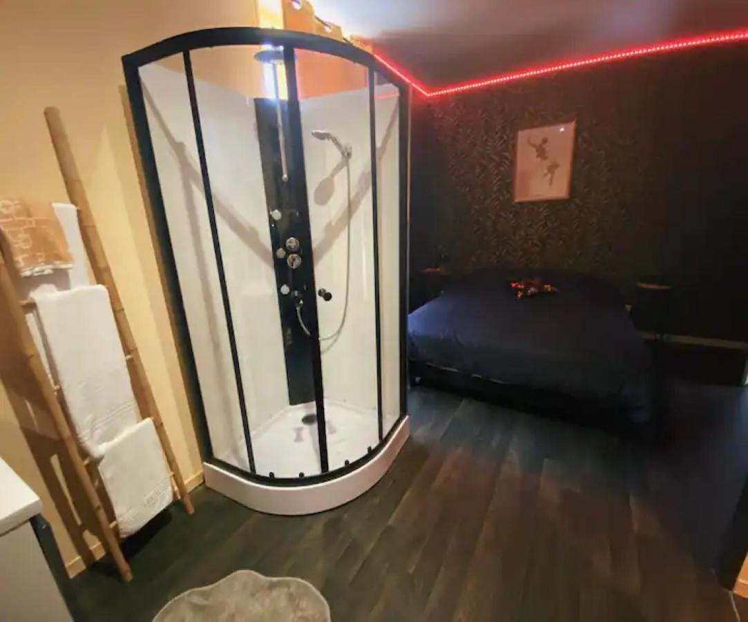 Chambres D'Hote Au Chapeau Claque Cabaret ゲーニョン エクステリア 写真