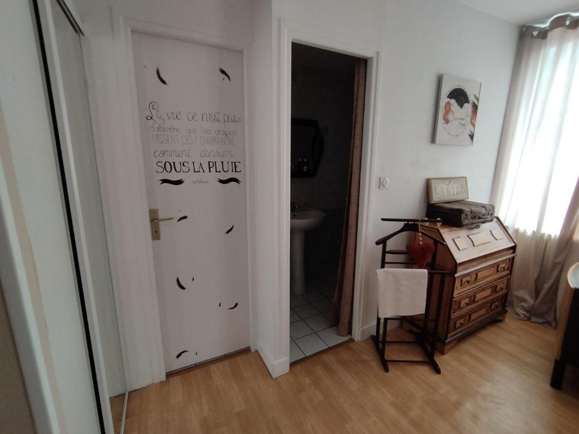 Chambres D'Hote Au Chapeau Claque Cabaret ゲーニョン エクステリア 写真